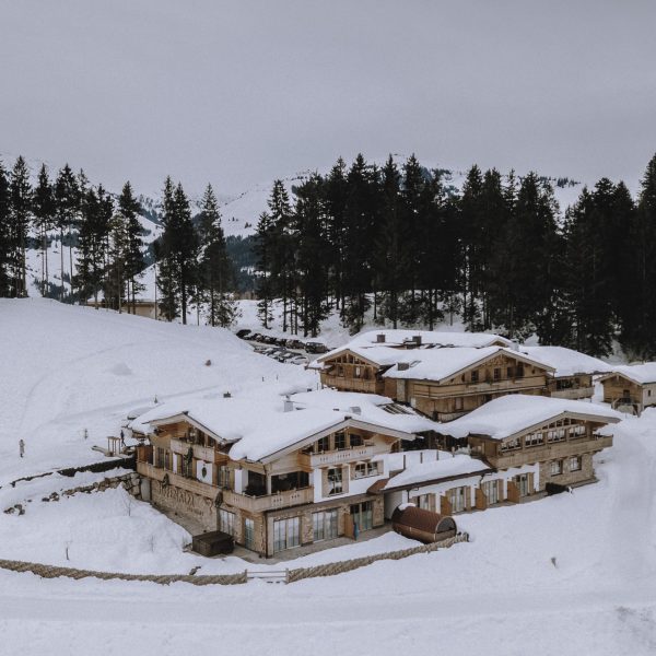 Dieses Bild zeigt eine Hochzeit auf der Steinbockalm